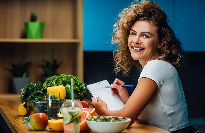 Attitude positive d'une fille sur le régime alimentaire