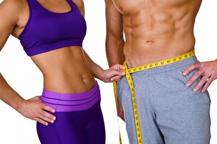 Un homme et une femme qui ont perdu du poids au niveau abdominal